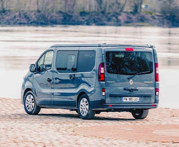 vue arrière d'un van aménagé hanroadsur porteur renault trafic gris