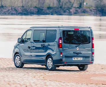 vue arrière d'un van aménagé hanroadsur porteur renault trafic gris