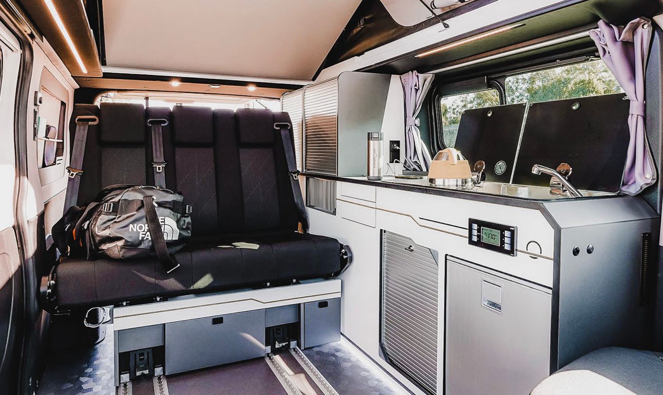 banquette trois places coulissante sur rails avec système isofix dans un van aménagé hanroad