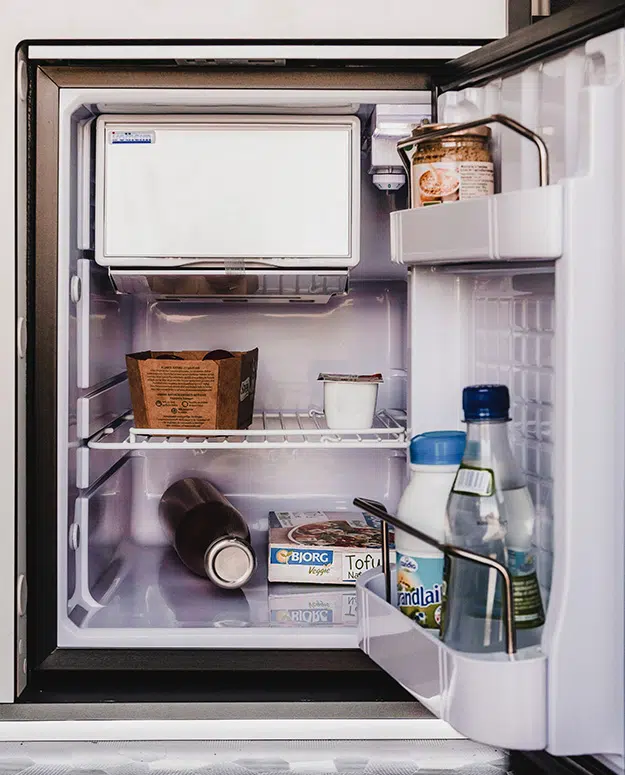 frigo avec étagères comprenant un freezer van aménagé hanroad