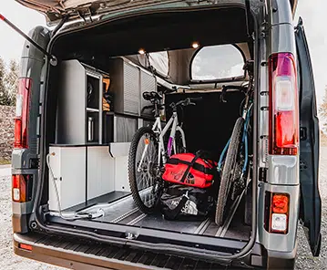 grand coffre van aménagé hanroad avec deux vélos et placards intégrés