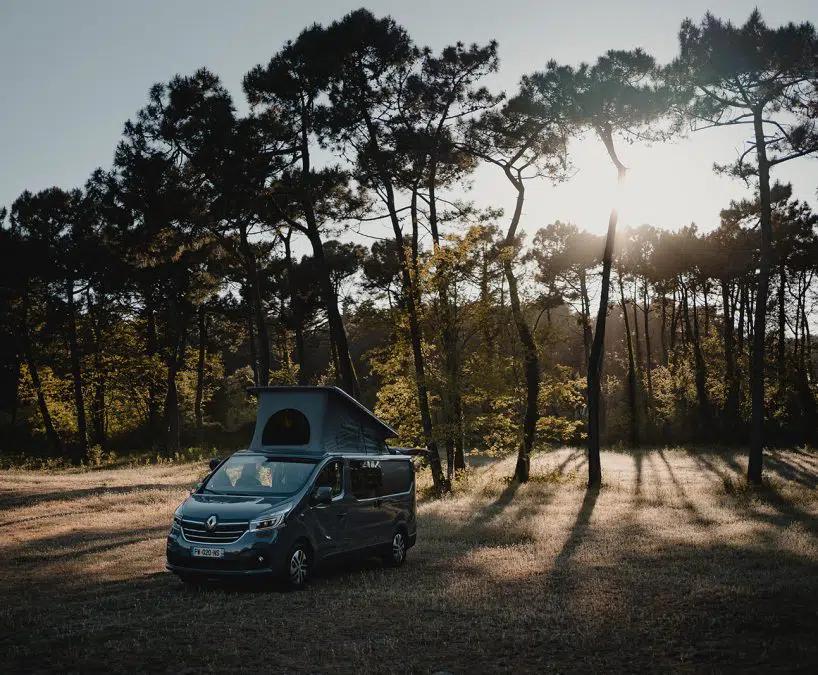 van aménagé hanroad garé devant des arbres