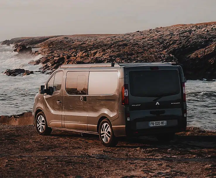 van aménagé sur base renault trafic châssis long garé face à la mer hanroad