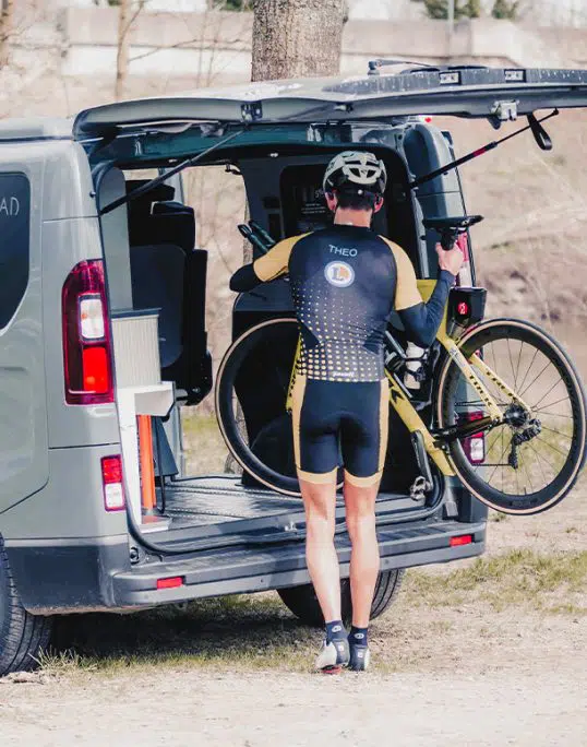 vélo stocké dans un coffre de van aménagé hanroad