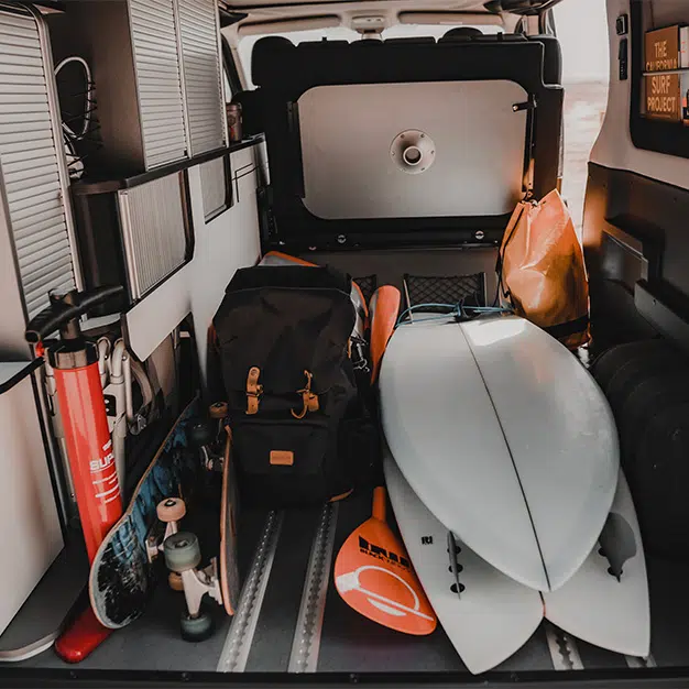 coffre modulable d'un van aménagé hanroad pouvant contenir deux planches de surf
