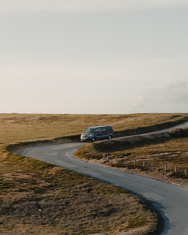 van aménagé hanroad roulant à travers la côte sauvage de quiberon