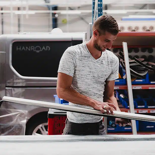 homme travaillant sur une chaine d'assemblage de vans aménagés hanroad