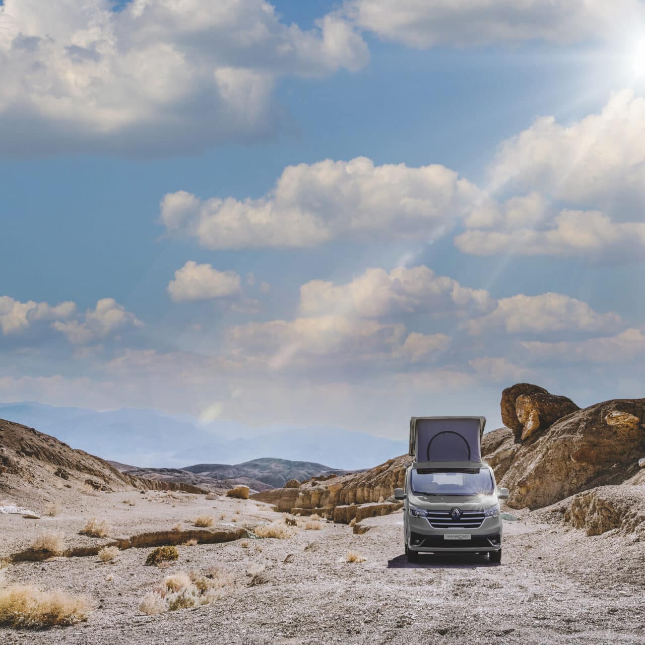 Van aménagé Hanroad avec le toit relevable déplié.