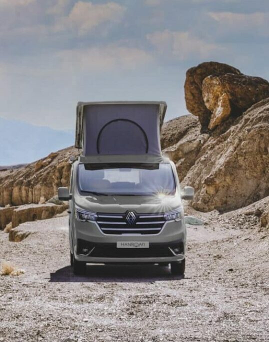Van aménagé Hanroad avec le toit relevable déplié.