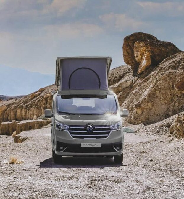 Van aménagé Hanroad avec le toit relevable déplié.