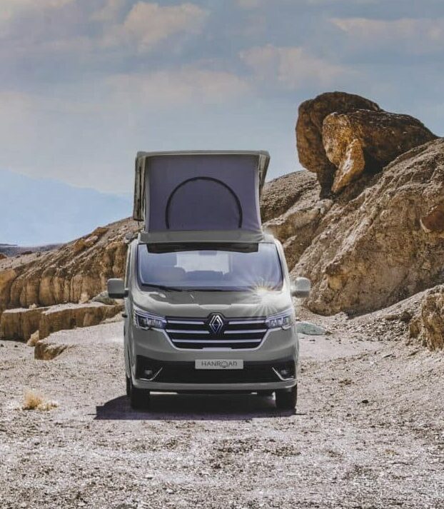 Van aménagé Hanroad avec le toit relevable déplié.
