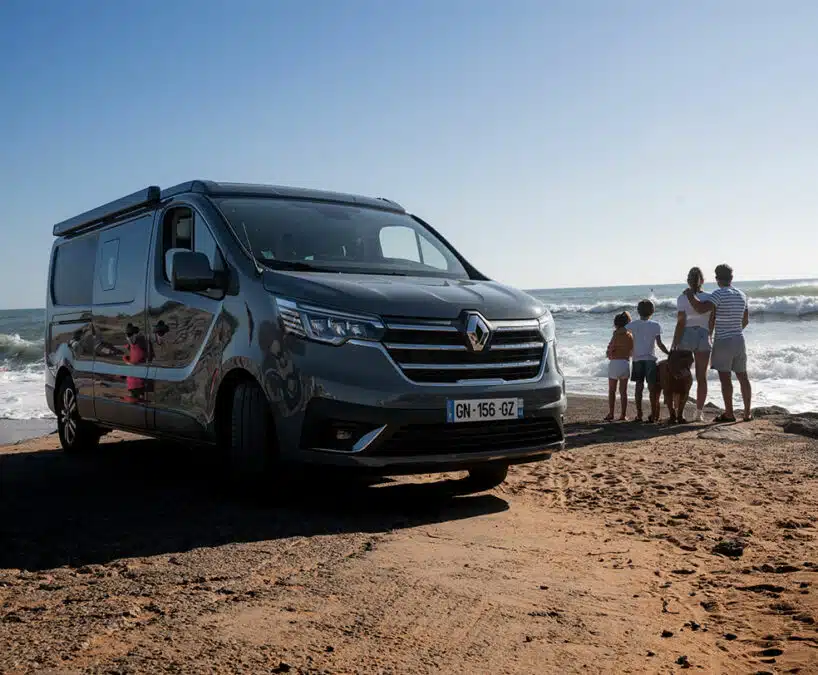 famille en bord de mer avec leur van aménagé hanroad