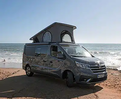 van aménagé hanroad avec toit relevable face à la mer sur le sable