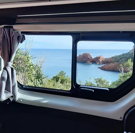 paysage de croatie à travers la vitre d'un van aménagé