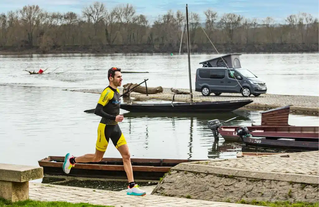 triathlète courant sur les bords de Loire