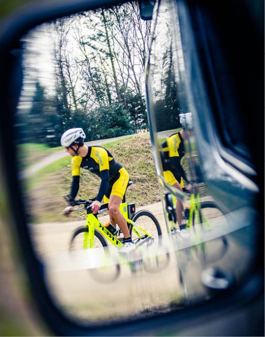 triathlète faisant du vélo