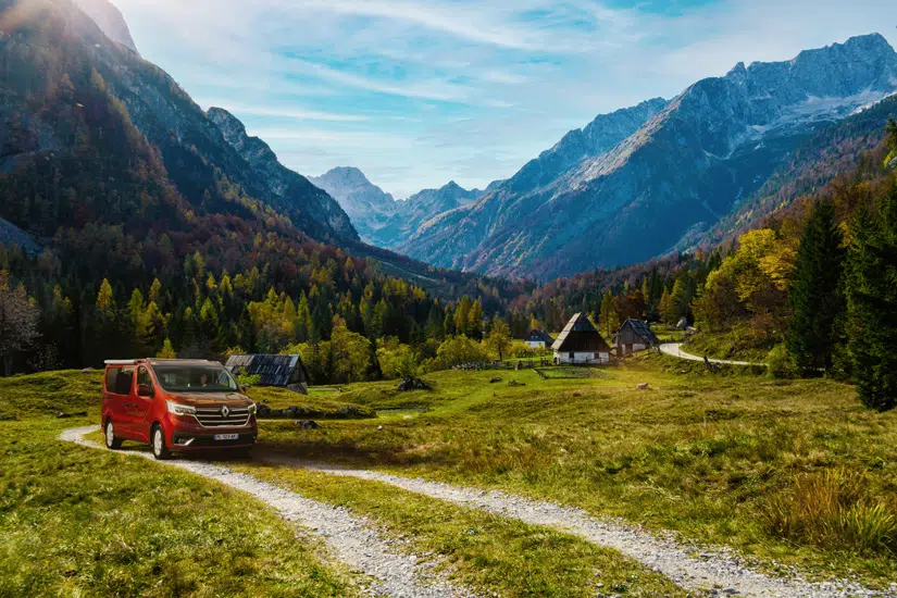 nouveau renault trafic rouge carmin van aménagé hanroad roulant sur une route de montagne