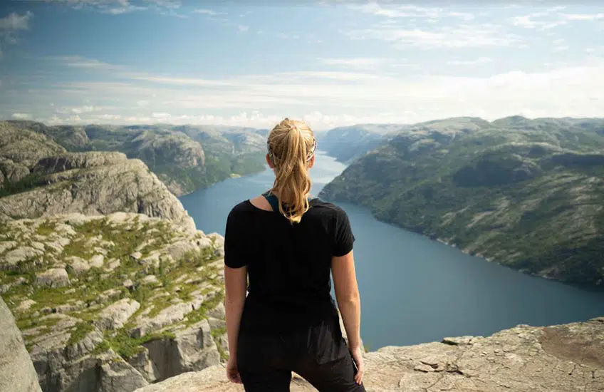 randonneuse au sommet de la falaise pulpit rock en norvège
