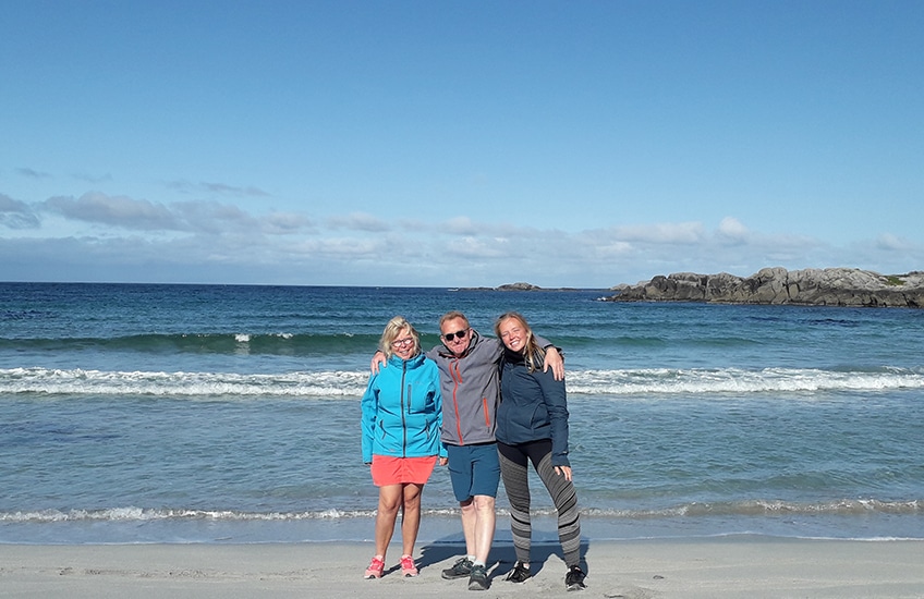 famille voyageant en van devant la mer
