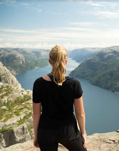 randonneuse en haut de pulpit rock norvège