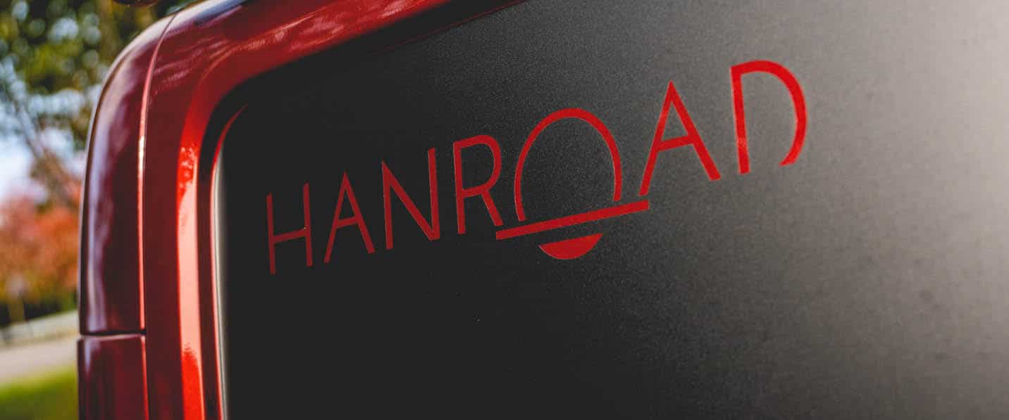 logo rouge hanroad sur l'arrière d'un van aménagé