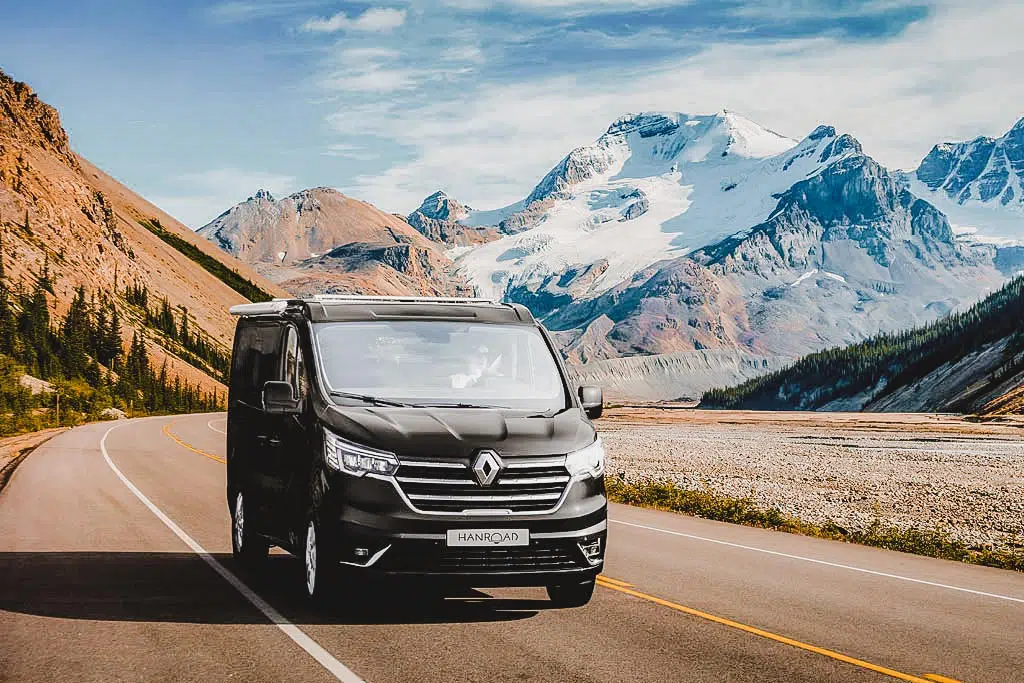 van aménagé marque hanroad sur le nouveau porteur renault trafic roulant le long des montagnes