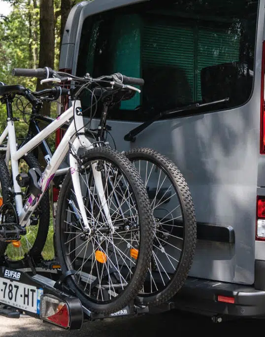 Porte-vélo avec deux vélos derrière un van aménagé Hanroad.