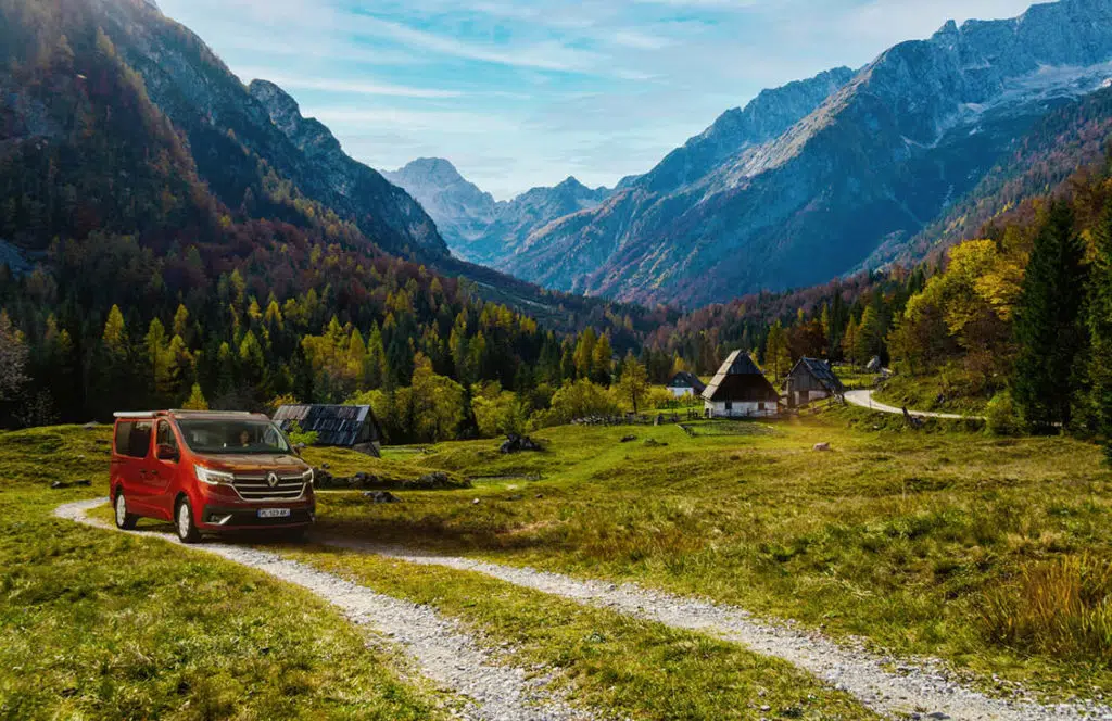 van aménagé hanroad sur porteur renault trafic roulant sur un chemin de montagne