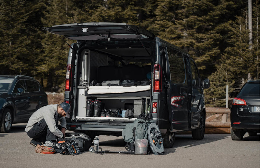 van aménagé garé sur un parking renault trafic hanroad