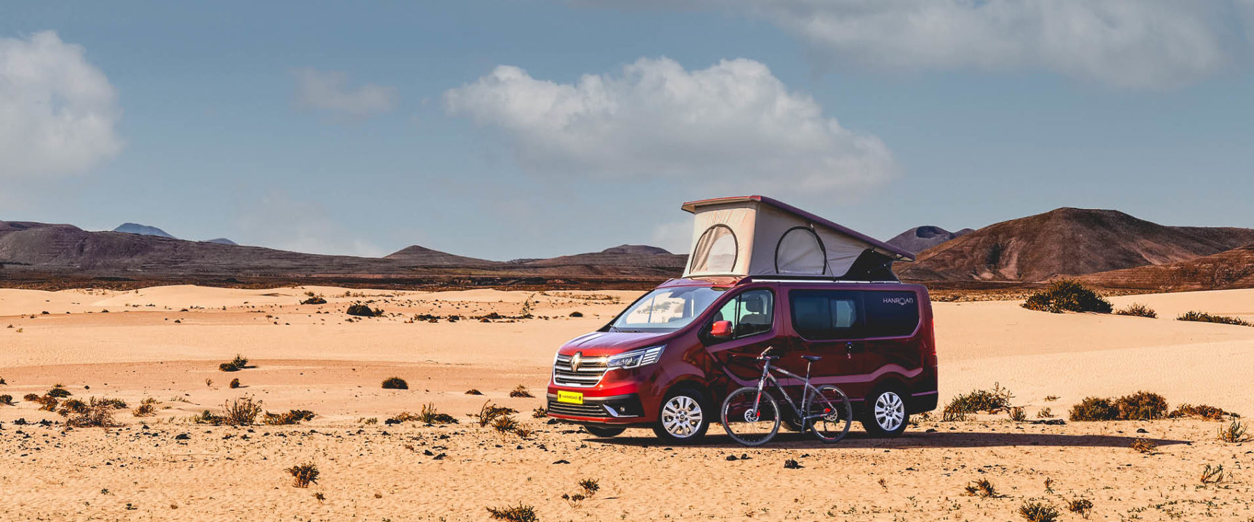 van aménagé hanroad coloris rouge carmin sur porteur renault trafic dans le désert