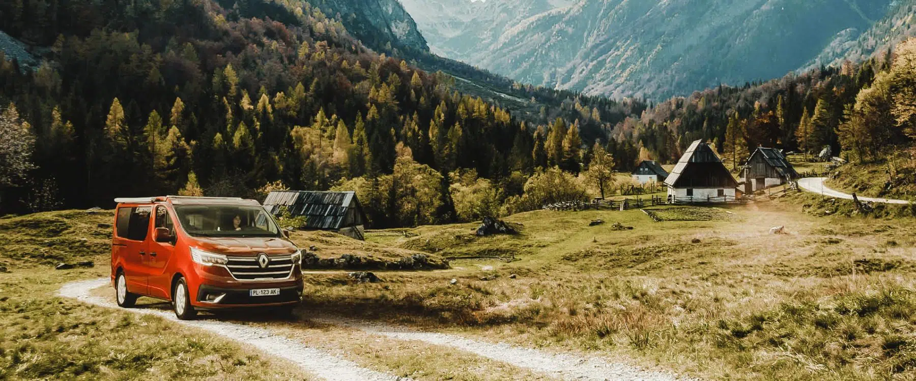 van aménagé sur route de montagne porteur nouveau renault trafic
