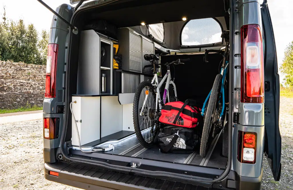 deux vélos à l'arrière d'un van aménagé hanroad
