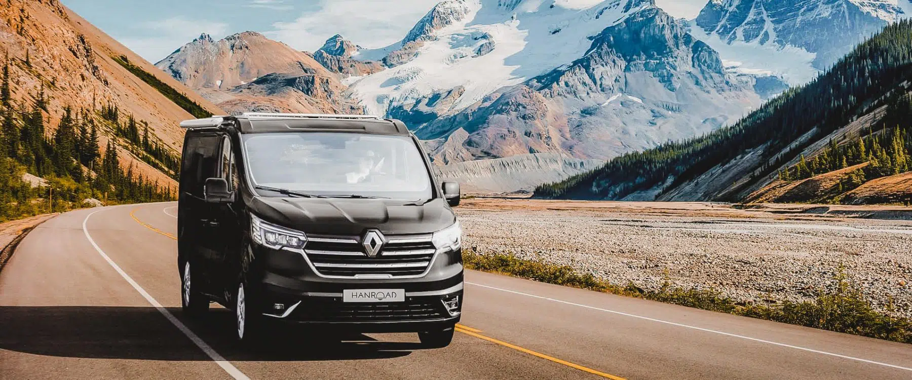 un van sur les routes à la montagne