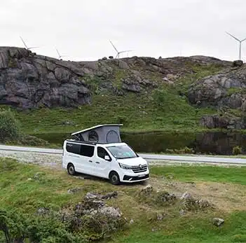 van aménagé blanc hanroad avec le toit relevé, garé en bord de route en norvège