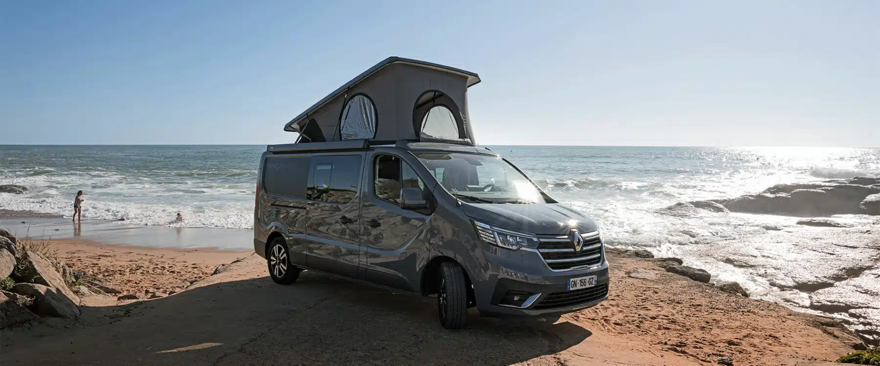 van aménagé trek5+xl hanroad garé sur le sable en bord de mer