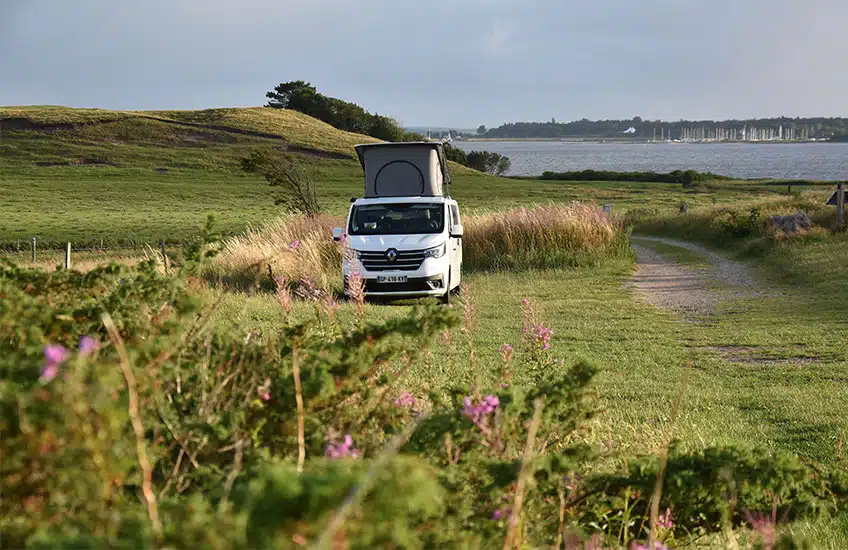 van aménagé hanroad avec toit relevé sur base renault trafic garé dans la nature en norvege