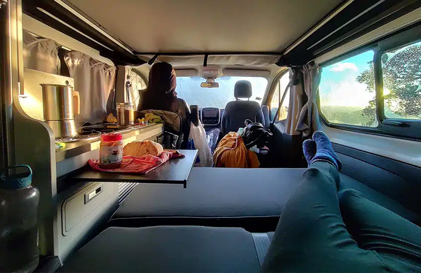 intérieur d'un van aménagé hanroad avec la banquette dépliée