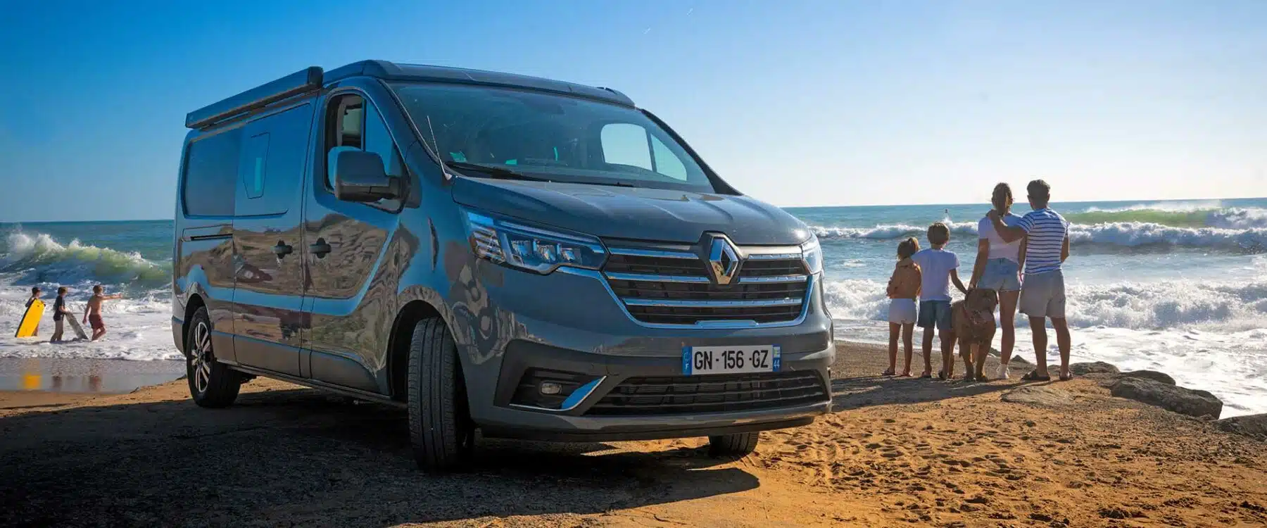 famille devant un van aménagé hanroad garé en bord de mer