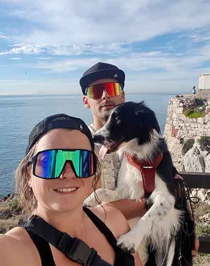 selfie d'un couple de vanlifers voyageant avec leur chien