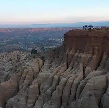 un van aménagé hanroad sur une montagne dans le désert des bardenas