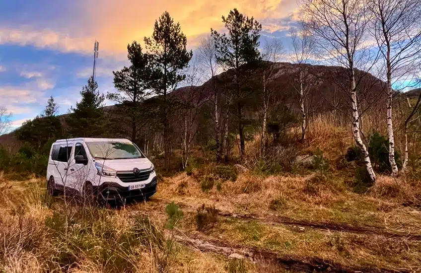 van aménagé hanroad blanc roulant dans la forêt