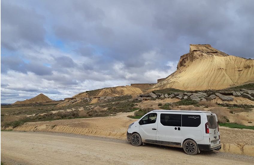 un van aménagé sur base renault trafic hanroad dans le désert des bardenas reales