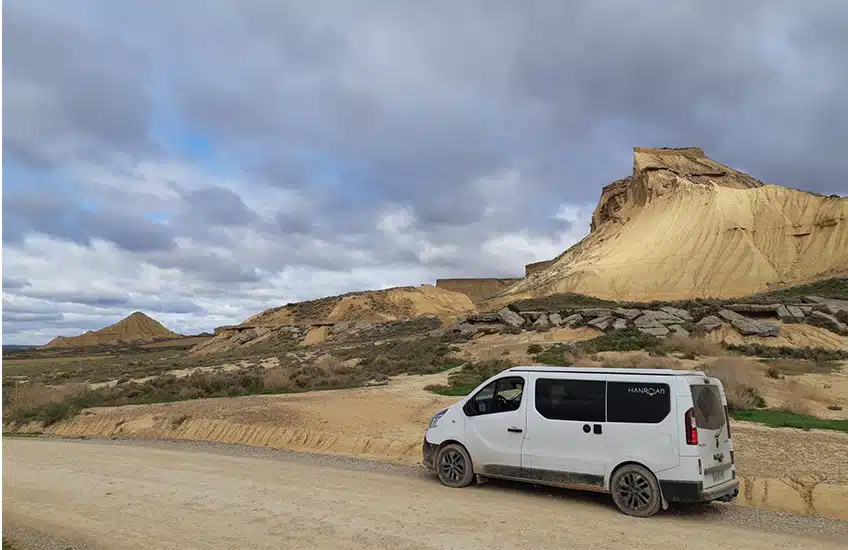 un van aménagé sur base renault trafic hanroad dans le désert des bardenas reales