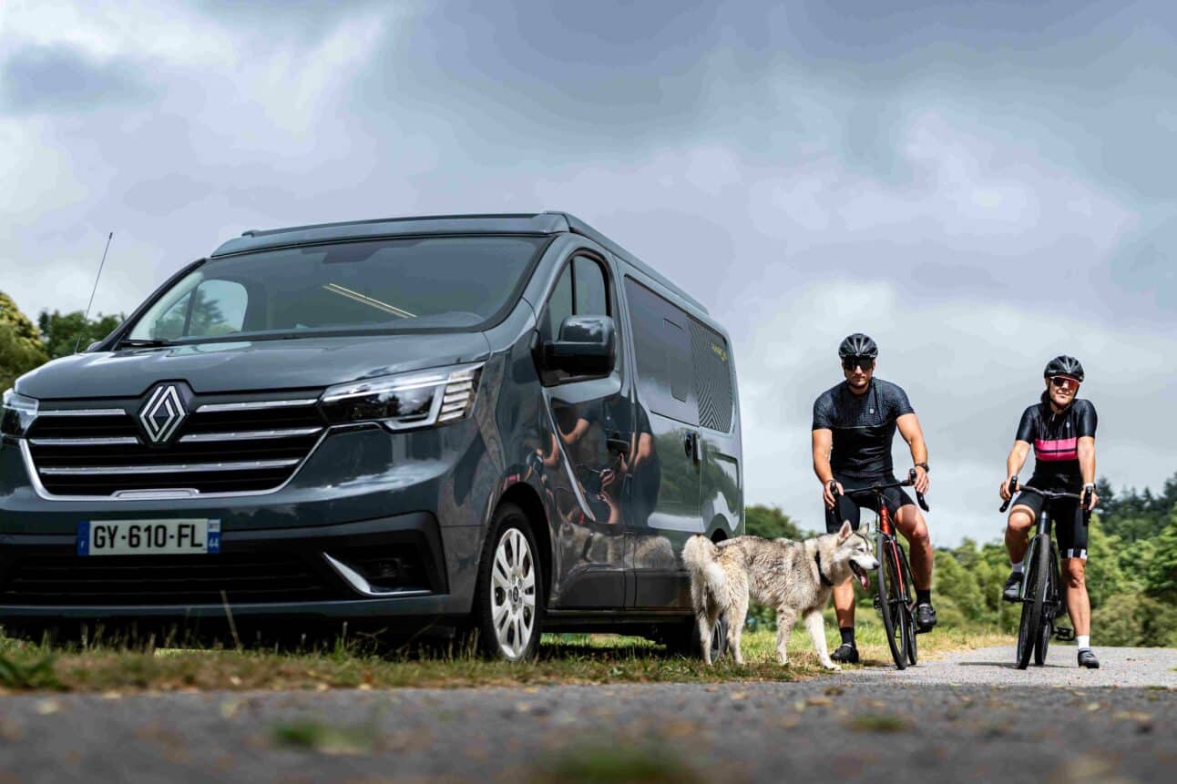 couple devant leur van aménagé en vélos