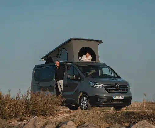 Van aménagé Hanroad de couleur gris urbain sur base renault trafic avec un couple.