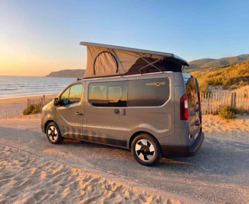 van aménagé harnoad sur base renault trafic face à la mer