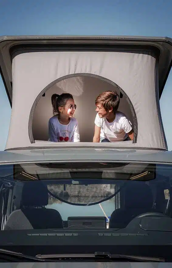 toit relevable vue de face d'un van aménagé hanroad avec deux enfants à l'intérieur
