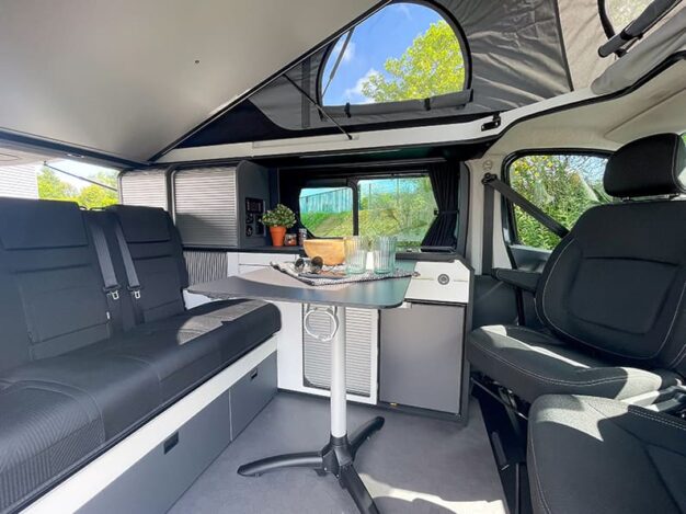 Espace de vie d'un van aménagé Hanroad avec les nouveautés 2025.