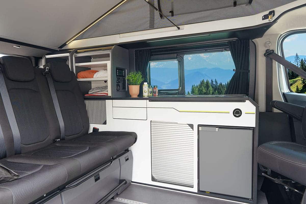 Espace de vie d'un van aménagé Hanroad avec les nouveautés 2025.