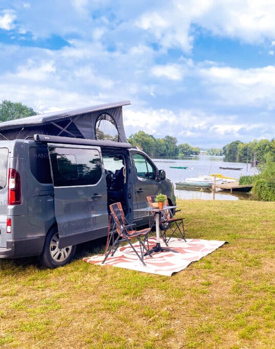 van aménagé Hanroad au bord de l'eau.